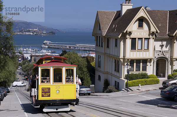 Cable Car und viktorianische Villa in der Hyde Street  Ecke Francisco Street  mit Blick auf Alcatraz  San Francisco  Kalifornien  USA