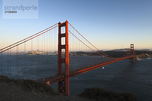 Golden Gate Bridge und die Bucht von San Francisco  bei Sonnenuntergang  San Francisco  Kalifornien  USA