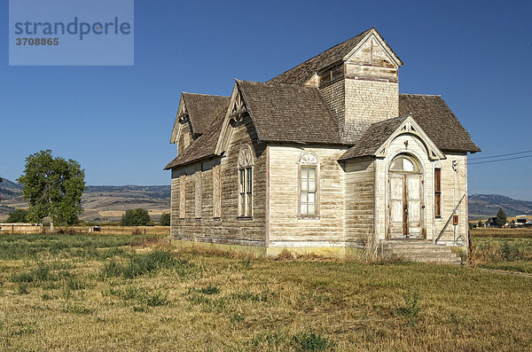 Alte verlassene Kirche in der Prärie bei Montpellier  Idaho  USA