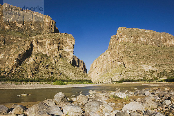 Santa Elena Canyon und Rio Grande Fluss  Chisos Mountains  Big Bend National Park  Chihuahua-Wüste  West Texas  USA