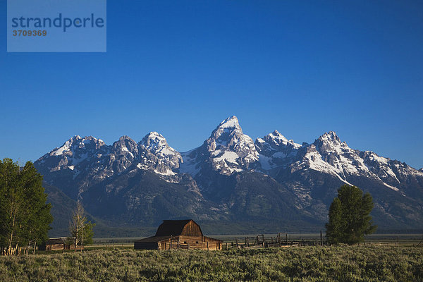 Alte Holzscheune und Grand Teton Range Gebirgszug  Antelope Flats  Grand Teton National Park  Wyoming  USA