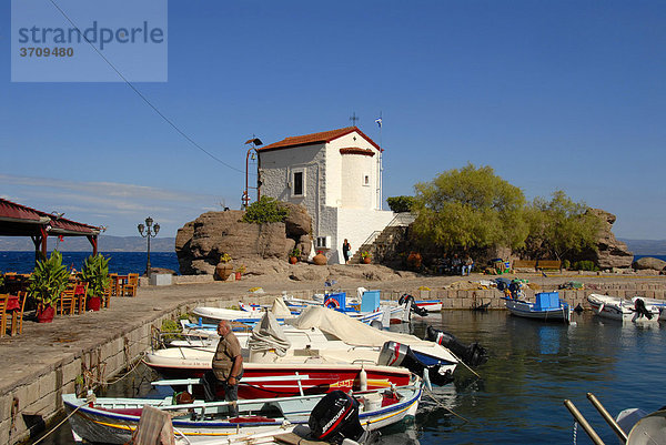 Griechisch-orthodoxes Christentum  kleine Fischerboote im Hafen von Skala Sikaminea  Kapelle auf Felsen  Insel Lesbos  Ägäis  Griechenland  Europa