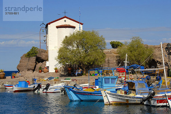 Griechisch-orthodoxes Christentum  kleine Fischerboote im Hafen von Skala Sikaminea  Kapelle auf Felsen  Insel Lesbos  Ägäis  Griechenland  Europa