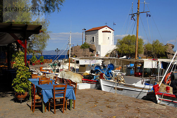 Restaurant Taverne  Stühle und Tische draußen  kleine Fischerboote im Hafen von Skala Sikaminea  griechisch-orthodoxe Kapelle  Insel Lesbos  Ägäis  Griechenland  Europa