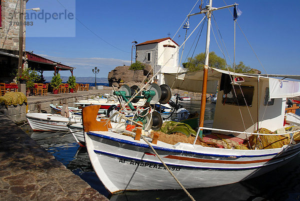 Typisches Fischerboot im kleinen Hafen von Skala Sikaminea  griechisch-orthodoxe Kapelle  Insel Lesbos  Ägäis  Griechenland  Europa