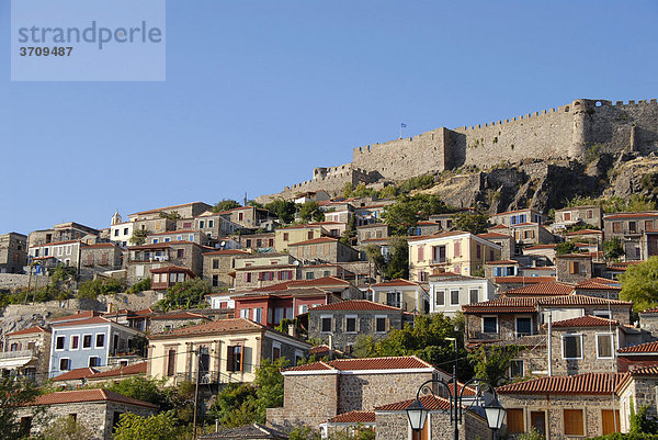 Blick auf die Häuser der Altstadt mit Festung  Mithymna  Molyvos  Molivos  Lesbos  Ägäis  Griechenland  Europa