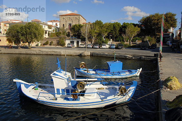 Kleine Fischerboote im Hafen  Sigri  Insel Lesbos  Ägäis  Griechenland  Europa