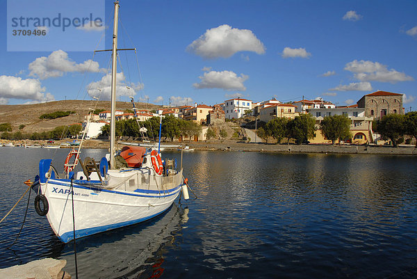Fischerboot im Hafen  Sigri  Insel Lesbos  Ägäis  Griechenland  Europa