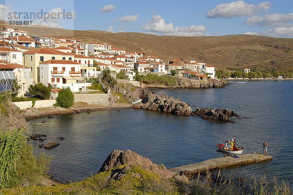 Saniertes Fischerdorf mit weißen Häusern an der Küste  Sigri  Insel Lesbos  Ägäis  Griechenland  Europa