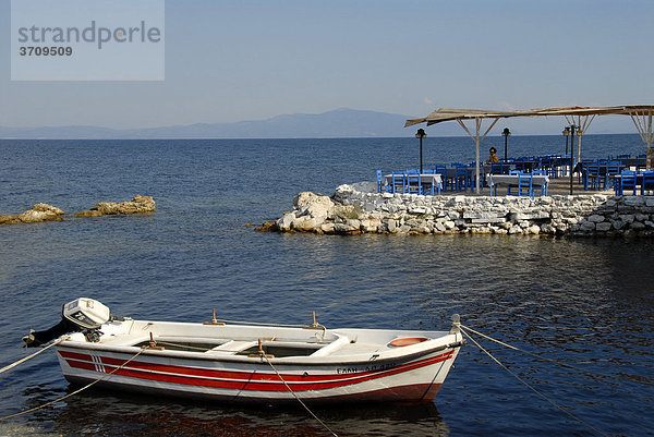 Motorboot an Küste mit Restaurant  Agios Ioanis bei Mytilini  Insel Lesbos  Ägäis  Griechenland  Europa