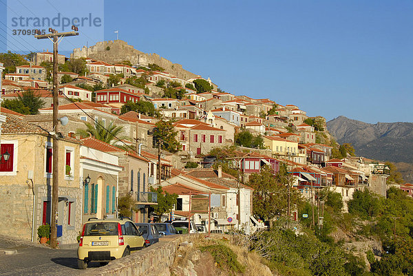Hübsch sanierte Altstadt mit Festung  Mithymna  Molyvos  Molivos  Lesbos  Ägäis  Griechenland  Europa