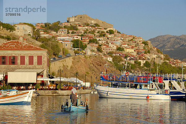 Altstadt mit Festung und Fischerhafen  Mithymna  Molyvos  Molivos  Insel Lesbos  Ägäis  Griechenland  Europa