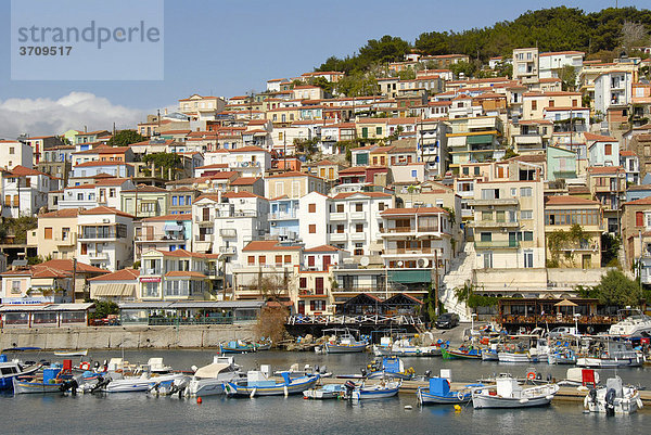 Stadt am Hafen mit Fischerbooten  Plomari  Insel Lesbos  Ägäis  Griechenland  Europa