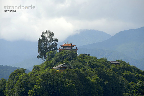 Tibetischer Buddhismus  Xiawaer Tempel  Heiwae Dao  Inselberg im Lugu Hu See  Provinz Yunnan  Volksrepublik China  Asien