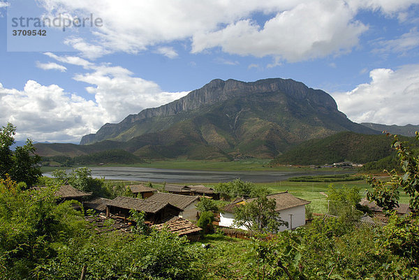 Dorf der Mosu Ethnie  Berg Gemu Shan  Lugu Hu See Gebiet  Provinz Yunnan  Volksrepublik China  Asien