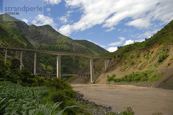 Neue und alte Brücke über den Jangtze Fluss  Yangtze  Yangzi Jiang  bei Lijiang  Provinz Yunnan  Volksrepublik China  Asien