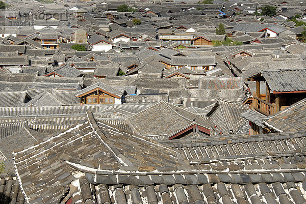 Mit Ziegeln gedeckte Dächer  Altstadt von Lijiang  UNESCO Weltkulturerbe  Provinz Yunnan  Volksrepublik China  Asien