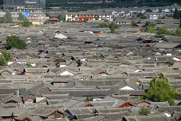 Mit Ziegeln gedeckte Dächer  Altstadt von Lijiang  UNESCO Weltkulturerbe  Provinz Yunnan  Volksrepublik China  Asien