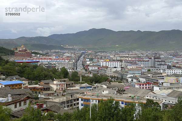 Blick auf die Neustadt  Zhongdian  Shangri-La  Provinz Yunnan  Volksrepublik China  Asien