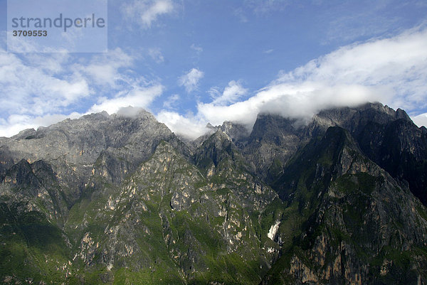 Bergmassiv in Wolken  Jadedrachen-Schneeberg  Yulongxue Shan  Tiger-Sprung-Schlucht  Tigersprungschlucht  high trail  Provinz Yunnan  Volksrepublik China  Asien