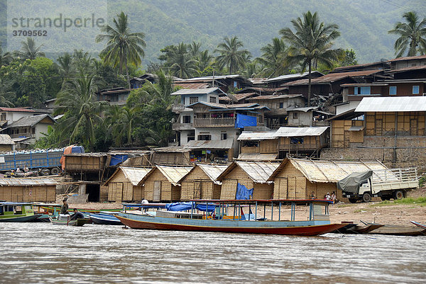 Bootsanlegestelle am Fluss Nam Ou  viele Hütten  Dorf und Distrikt Muang Khoua  Phongsali Provinz  Phongsaly  Laos  Südostasien  Asien