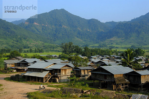 Dorf mit Hütten aus Holz und Dächern aus Wellblech im Tal  Ou Tai  Distrikt Gnot Ou  Yot Ou  Phongsali Provinz  Phongsaly  Laos  Südostasien  Asien
