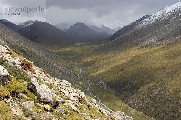 Geomorphologie  weite Berglandschaft  Trogtal  Tsotup-chu Tal  alter Pilgerweg durchs Hochgebirge von Kloster Ganden nach Samye  Himalaya  Autonomes Gebiet Tibet  Volksrepublik China  Asien