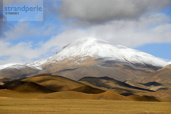 Landschaft  Hochgebirge  Berge  schneebedeckter Gipfel  Hügel im Spiel von Licht und Schatten  bei Tingri  Himalaya  Autonomes Gebiet Tibet  Volksrepublik China  Asien