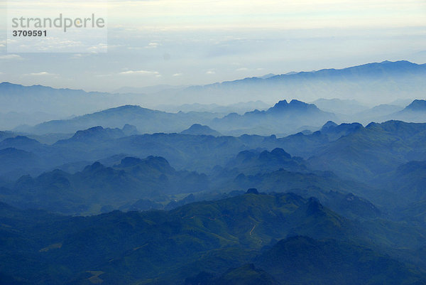 Luftbild  Blick von oben auf Berglandschaft  Kegelberge ragen aus dem Dunst  Karst-Landschaft  Provinz Luang Prabang  Laos  Südostasien  Asien