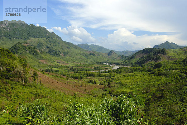 Grüne Landschaft mit Tal und Berge  Nam Ou Fluss  bei Ban Houay Kan  Provinz Luang Prabang  Laos  Südostasien  Asien