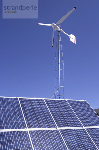 Windrad und Solarzellen für Stromerzeugung