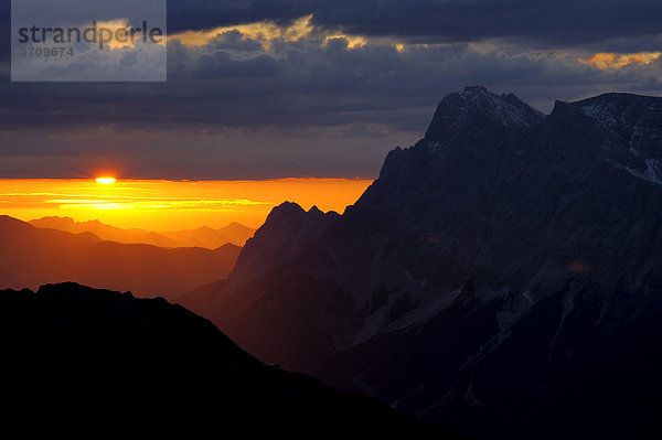 Sonnenaufgang vor Zugspitze mit gestaffelten Berggipfeln  Berwang  Außerfern  Tirol  Östereich  Europa