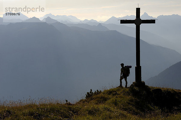 Bergsteiger am Gipfelkreuz  Gaschurn  Montafon  Vorarlberg  Österreich  Europa