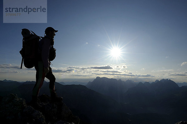 Bergsteiger vor Alpengipfeln bei Sonnenaufgang  Berwang  Tirol  Außerfern  Österreich  Europa