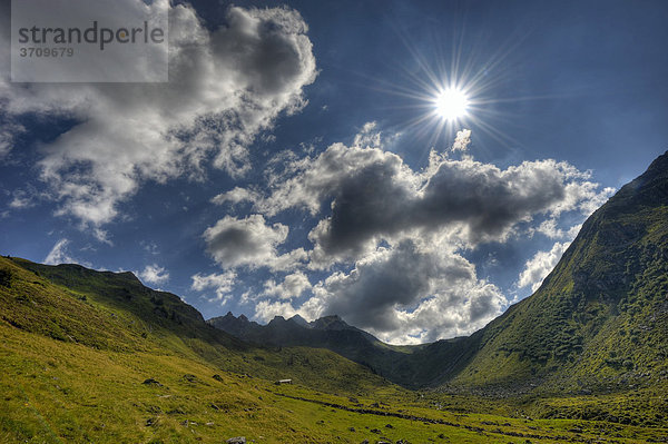 Sonniges Hochtal im Gegenlicht  Gaschurn  Montafon  Vorarlberg  Österreich  Europa