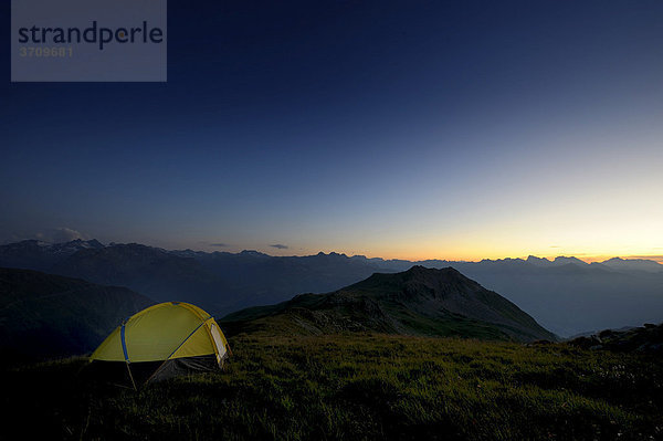 Zelt vor Bergkette im letzten Tageslicht  Gaschurn  Montafon  Vorarlberg  Österreich  Europa