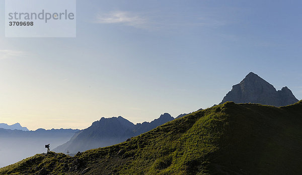 Bergsteigerin vor Bergkamm im Morgenlicht  Hinterhornbach  Lechtal  Außerfern  Tirol  Österreich  Europa