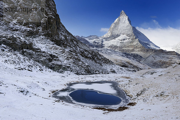 Matterhorn mit Riffelsee im Vordergrund  Zermatt  Wallis  Schweiz  Europa