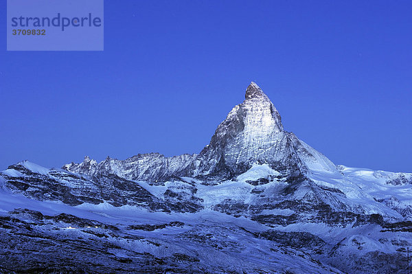Matterhorn im Licht der Dämmerung  Zermatt  Wallis  Schweiz  Europa