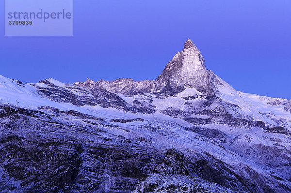 Matterhorn zur blauen Stunde  Zermatt  Wallis Schweiz