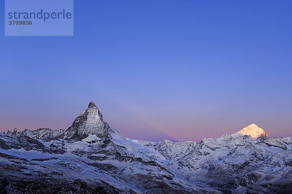 Matterhorn im Morgenrot kurz vor Sonnenaufgang  Zermatt  Schweiz  Europa