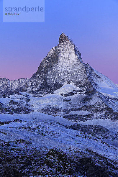 Matterhorn im Morgenrot kurz vor Sonnenaufgang  Zermatt  Wallis  Schweiz  Europa