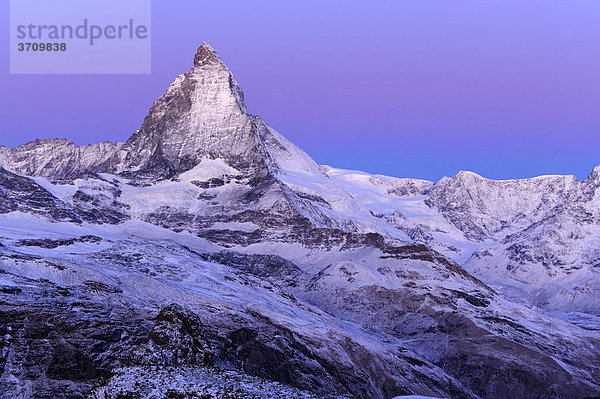 Matterhorn zur blauen Stunde  Zermatt  Schweiz  Europa