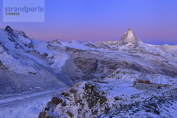 Matterhorn im Licht der blauen Stunde mit Gornergratbahn  Zermatt  Wallis  Schweiz  Europa