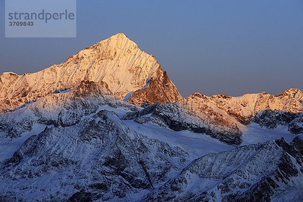 Dent Blanche im Licht der aufgehenden Sonne  Zermatt  Wallis  Schweiz  Europa