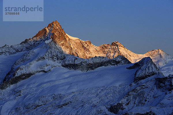 Zinalrothorn im Licht der aufgehenden Sonne  Zermatt  Wallis  Schweiz  Europa