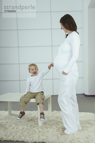 Schwangere Frau mit kleinem Jungen in häuslichem Umfeld