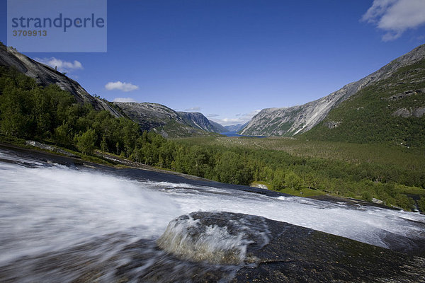 Fluss über Granitfels bei Hellmobotn  Hellmofjorden  Norwegen  Skandinavien  Europa