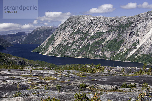 Blick von Bergplateau auf Hellmofjorden und Galltjahkka Berg  Norwegen  Skandinavien  Europa