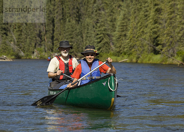 Paar  Mann und Frau  fahren Kanu  paddeln  oberer Liard River Fluss  Caribou Creek  Yukon Territory  Kanada